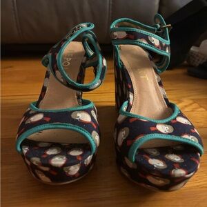 Report Owl Print Teal Trim Wedge Heels- size 10